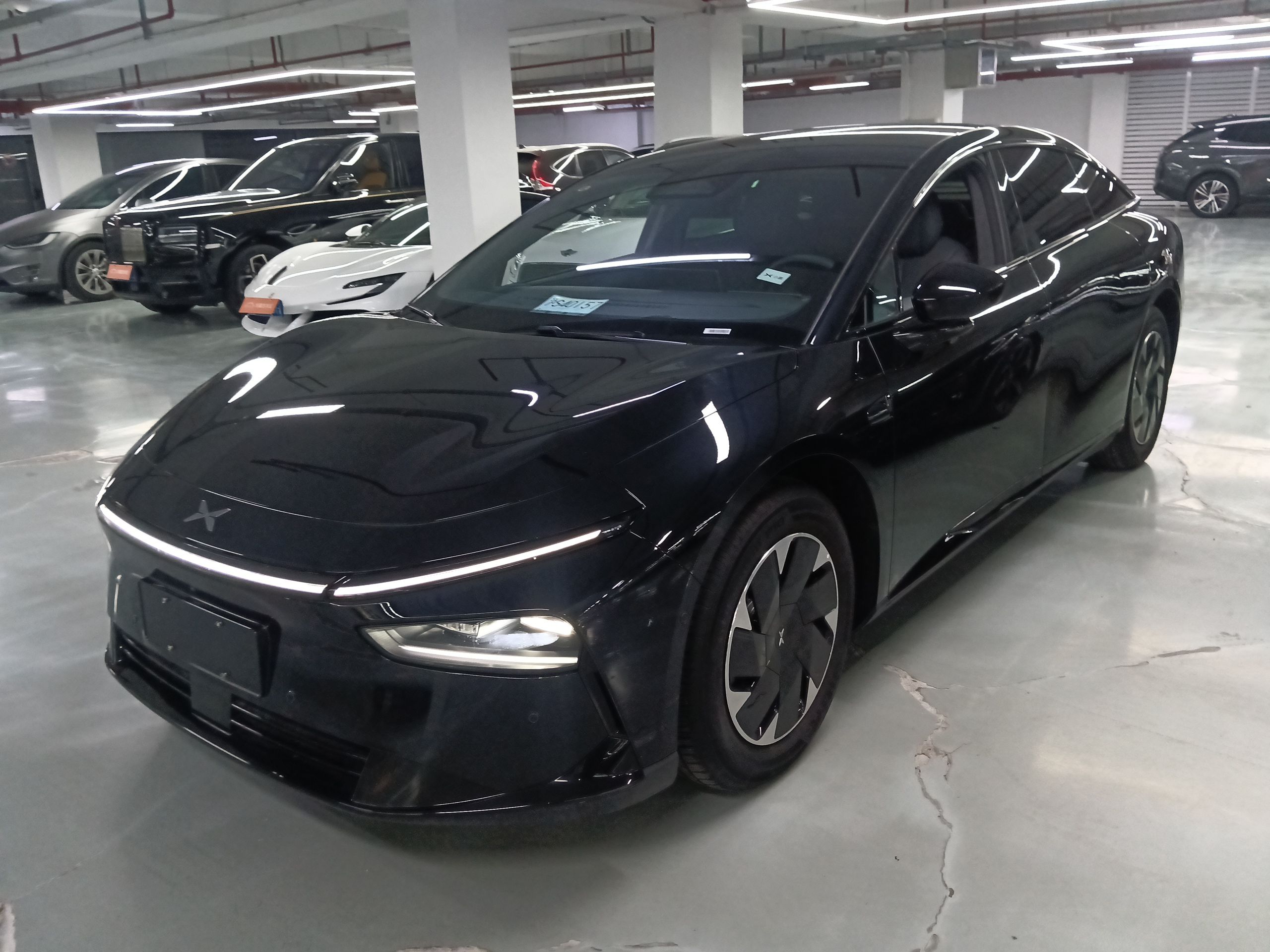 Под передней частью автомобиля