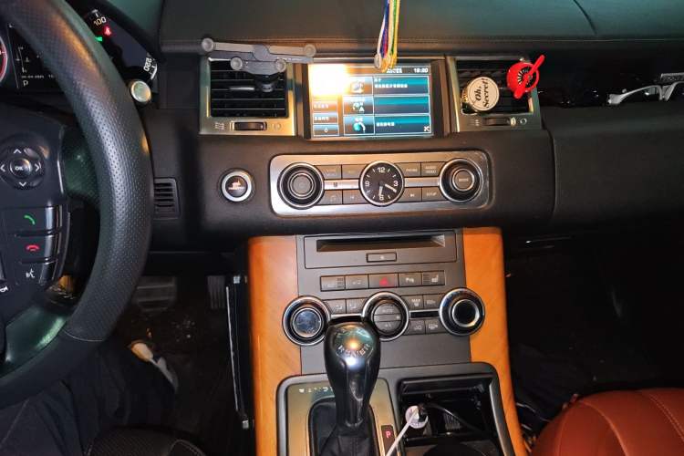 Used Land Rover Range Sport 2011 3.0 TDV6 Diesel Version Audio And AC Panel