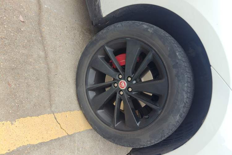 Used Jaguar F-PACE 2023 P250 R-Dynamic BLACK Right Front Wheel Hub