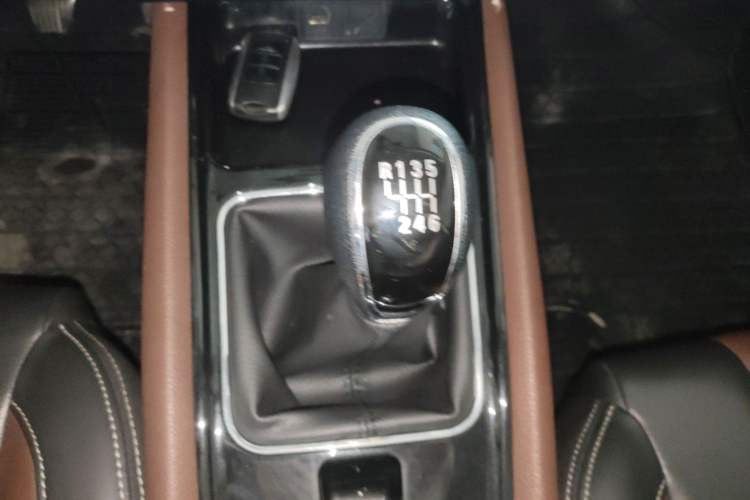 Used Dongfeng Fengon 580 2016 1.5T Manual Luxury Edition Gear Lever