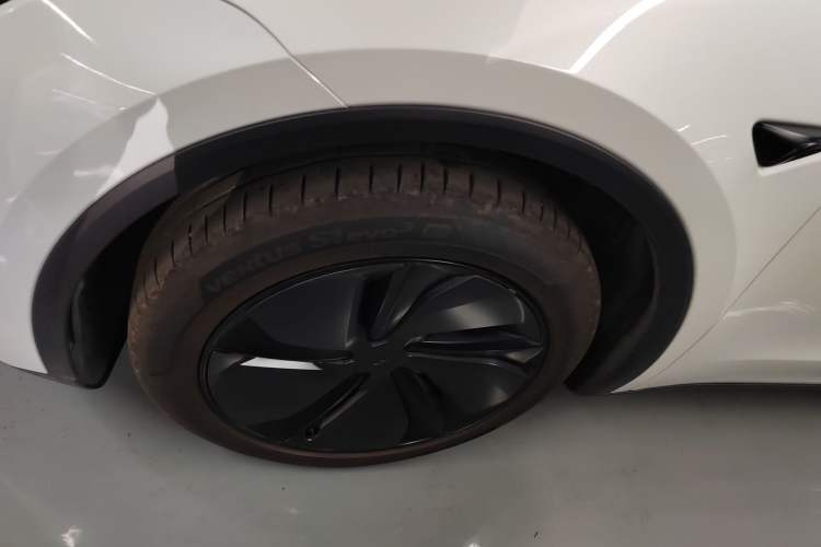 Used Tesla Model Y 2025 Long-Range All-Wheel-Drive Version