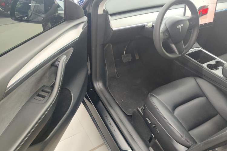 Used Tesla Model Y 2023 Rear-Wheel-Drive Version
