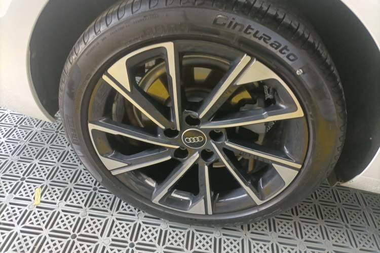 Used Audi A4L 2022 40 TFSI Stylish and Elegant Edition Right Rear Wheel Hub