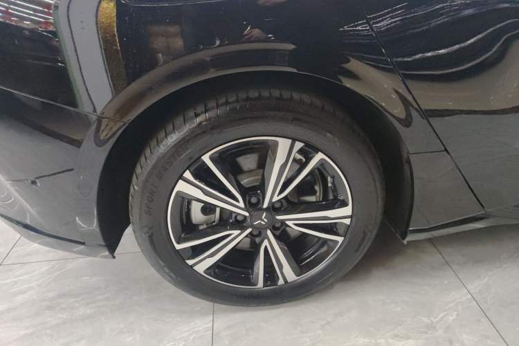 Used Hongqi EH7 2024 690 Pro Glory Edition Right Rear Wheel Hub
