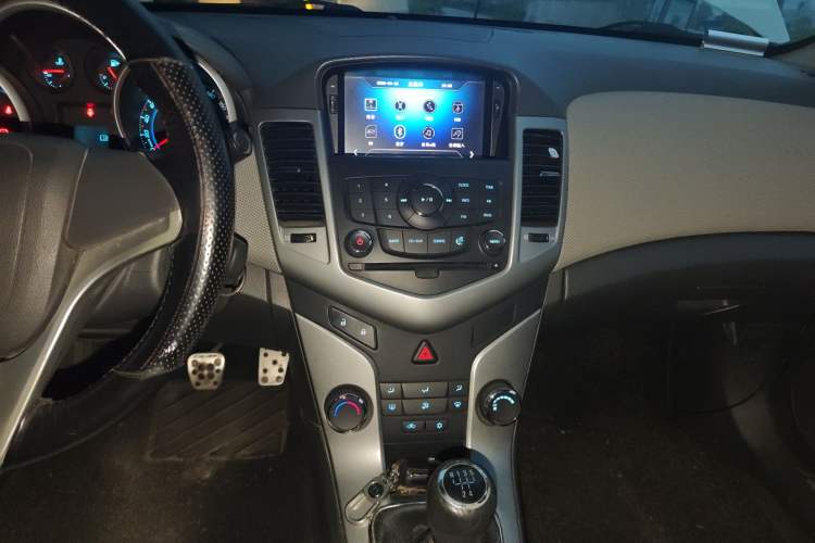 Used Chevrolet Cruze 2013 1.6L SE MT Audio And AC Panel