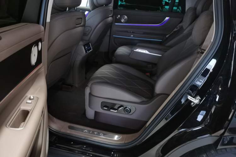 Used Hima AITO M9 2025 Extended-Range Ultra Version 52 kWh 6-Seater Left Rear Seat