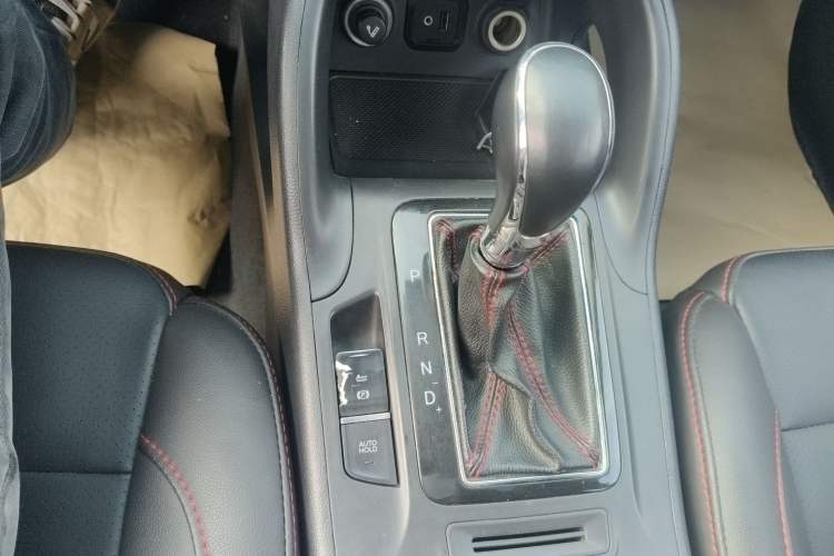 Used CHANGAN CS75 2014 1.8T Automatic Elite Model China IV Standard Gear Lever