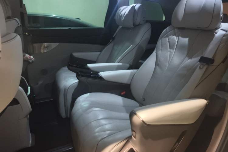 Used Denza D9 2022 DM-i 1040 Prestige Model
