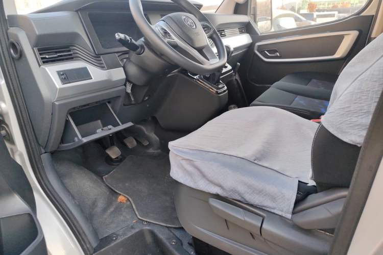 Used Dongfeng Yufeng Yufeng 2023 V9+ 2.0T Manual Front-Wheel-Drive Multi-Function Short-Chassis Low-Roof 5/6-Seater
