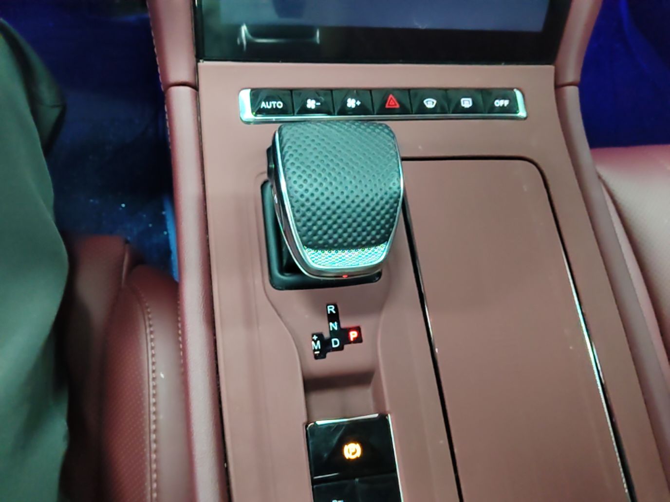 Hongqi H5 2025 2.0T Automatic Flag Edition – 500 000 Units Commemorative Version — снимка 16