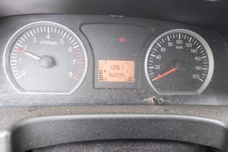 Used FORTHING Lingzhi 2016 M3L 1.6L 7-Seater Standard Model Odometer Close Up