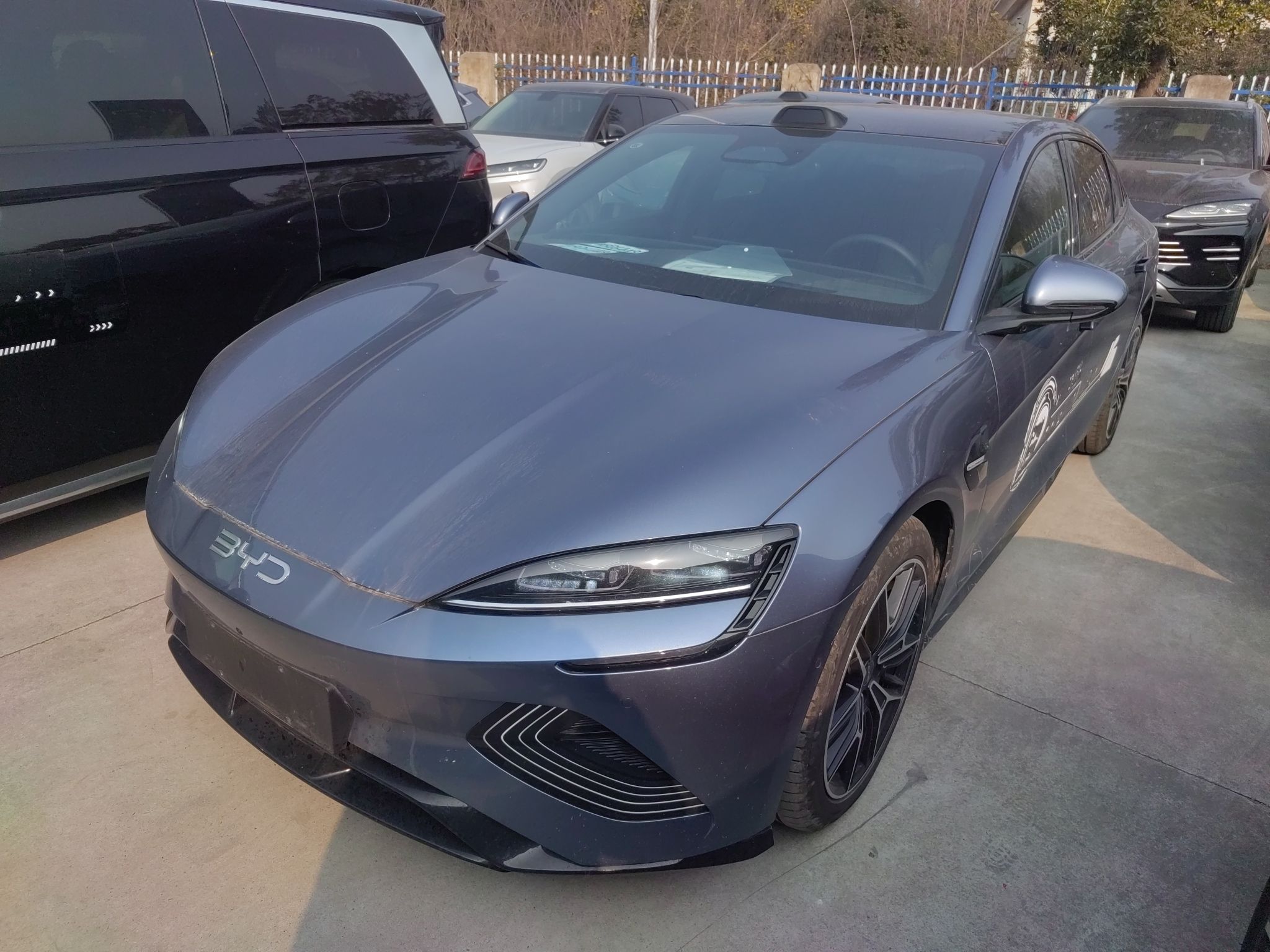 Под передней частью автомобиля