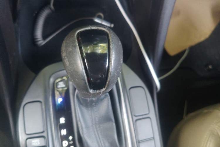 Used Hyundai Santa Fe 2013 2.4L Automatic 4x4 Smart Version Gear Lever