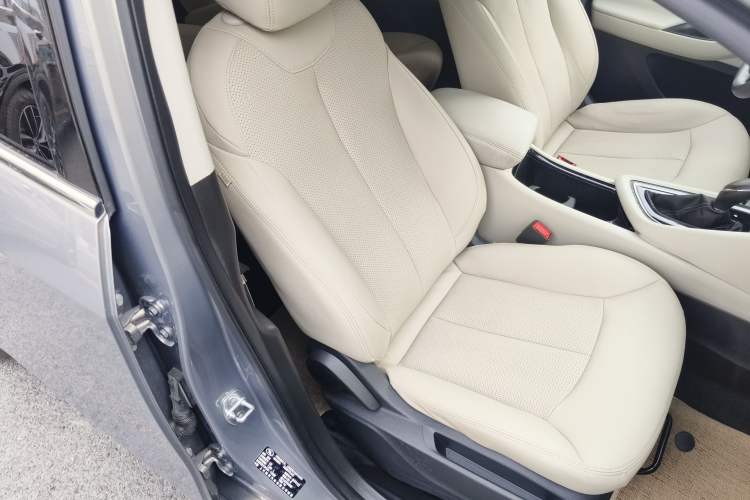 Used Buick GL6 2018 18T 6-Seater Elite Model Right Front Seat