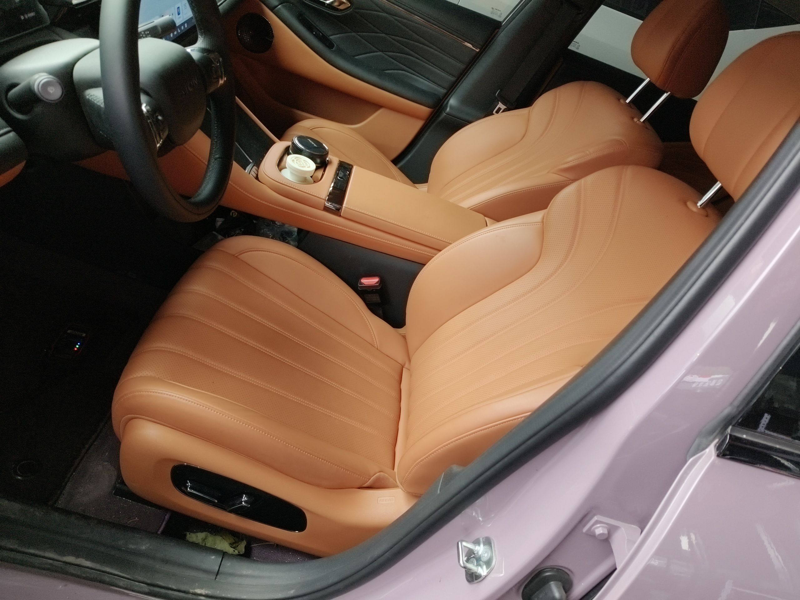 المقاعد الأمامية داخل السيارة