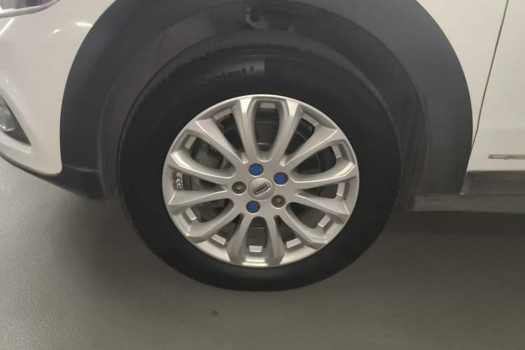 Used Qoros 3 2015 Urban SUV 1.6T Automatic – Dynamic Edition Enhanced Model Left Front Wheel Hub