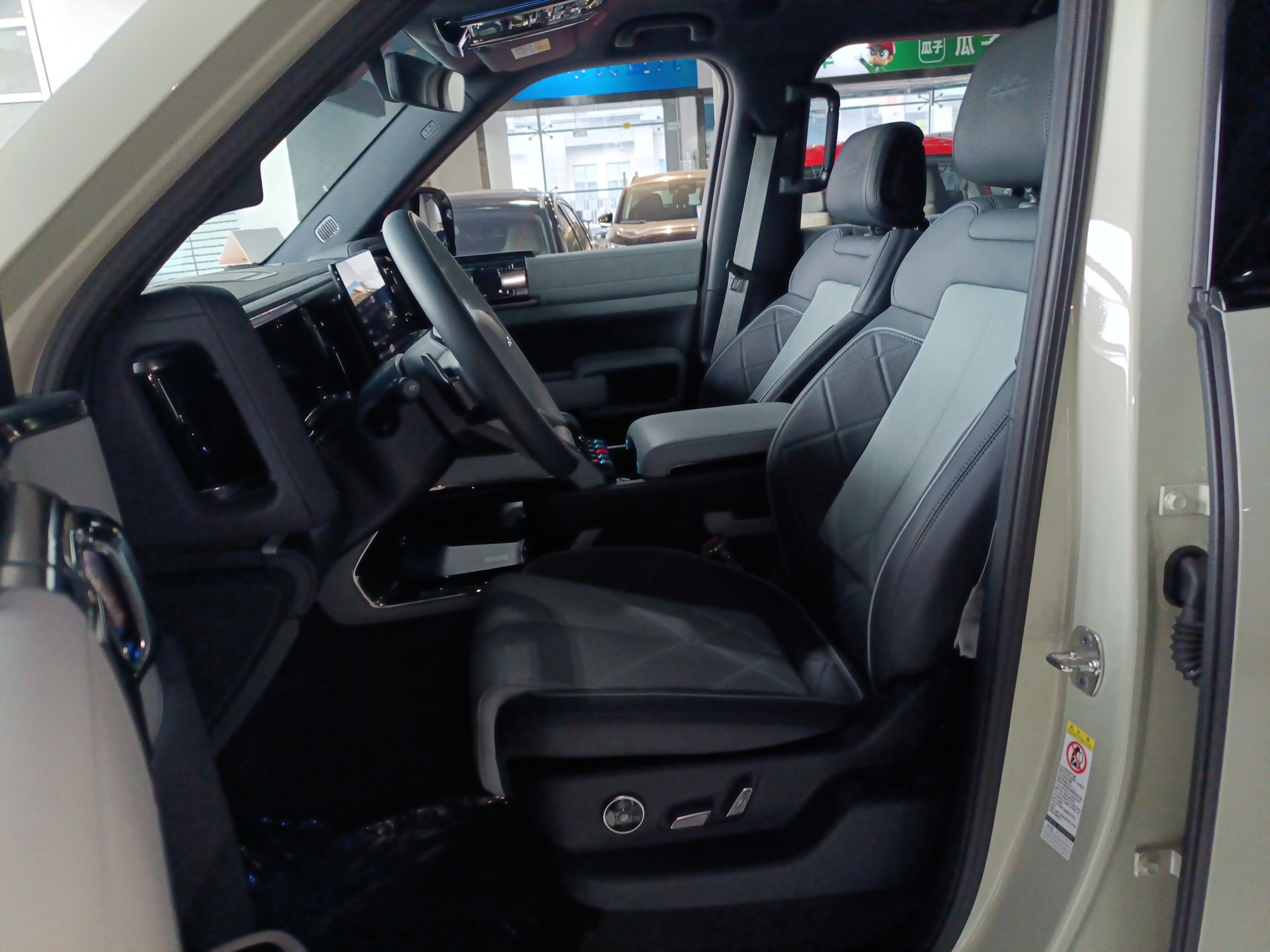 المقاعد الأمامية داخل السيارة