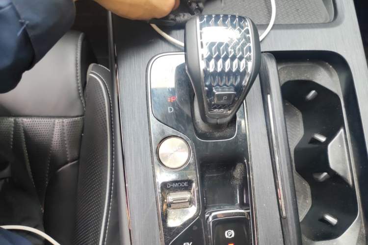 Used GAC Trumpchi GS8 2022 Dual-Engine Series 2.0TM Two-Wheel Drive Prestige Edition (7 Seats) Gear Lever