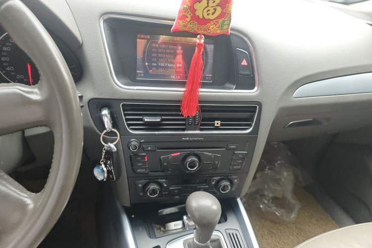Used Audi Q5 2011 2.0TFSI Technology Model Audio And AC Panel