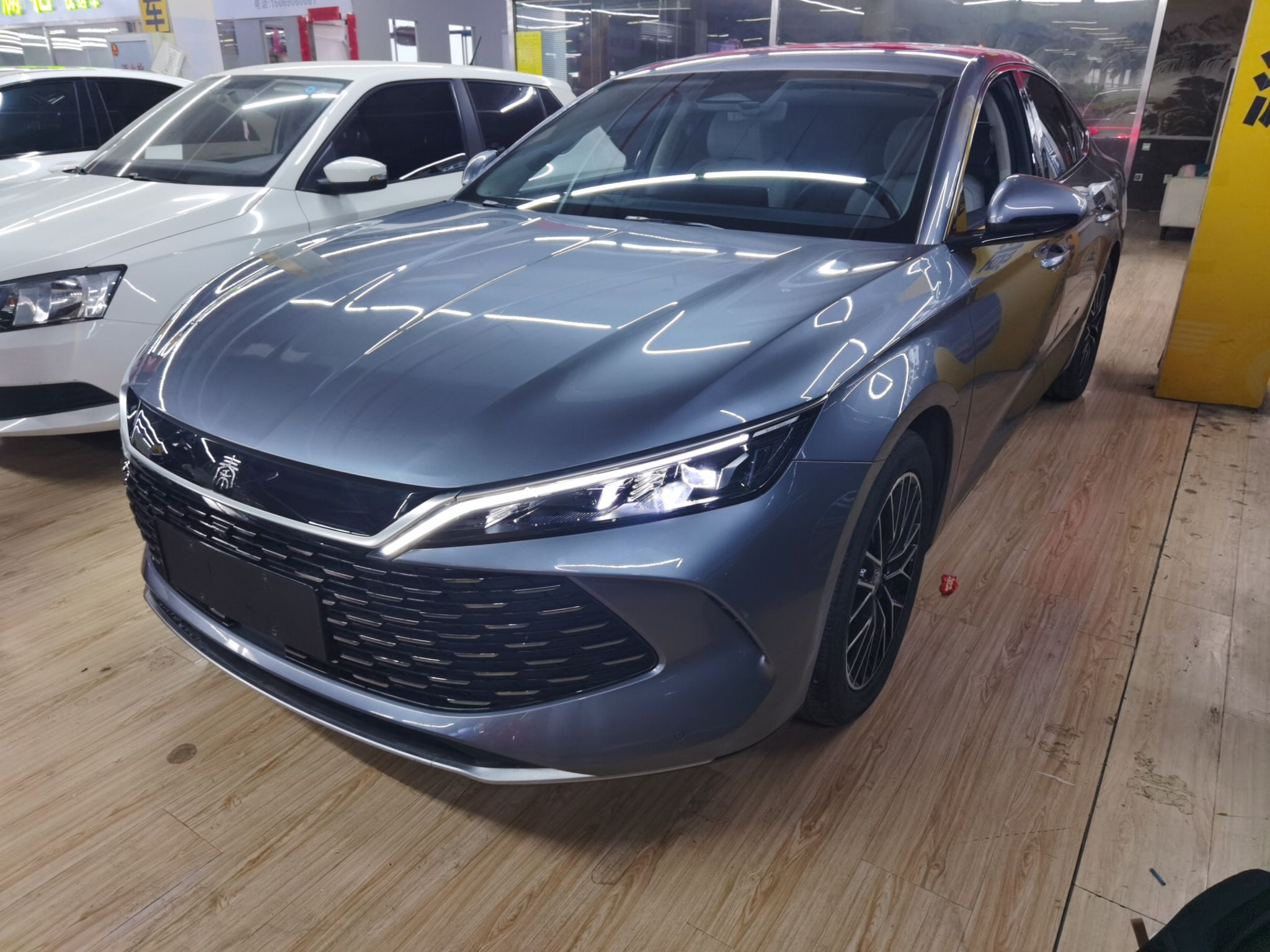 تحت مقدمة السيارة