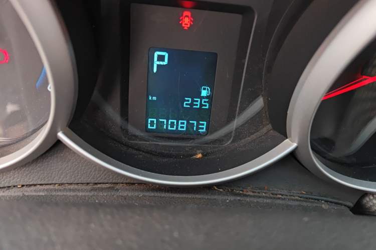 Used Chevrolet Cruze 2013 1.8L SE AT Odometer Close Up