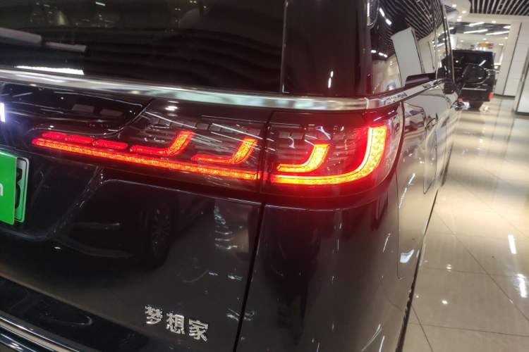 Used VOYAH Dream 2025 PHEV Four-Wheel-Drive Flagship Kunpeng Edition Right Rear Taillight