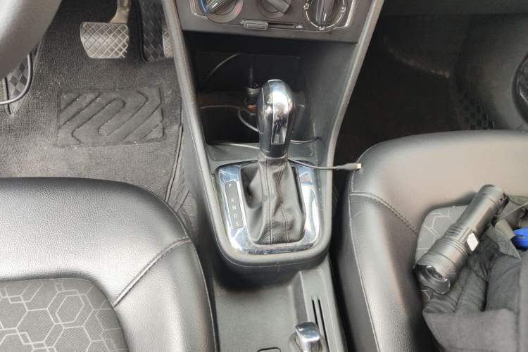 Used Volkswagen Santana 2015 1.6L Automatic Comfort Edition Gear Lever