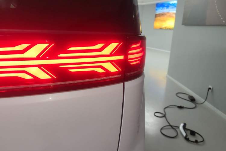 Used Denza D9 2022 DM-i 970 Four-Wheel Drive Flagship Model Exterior 3