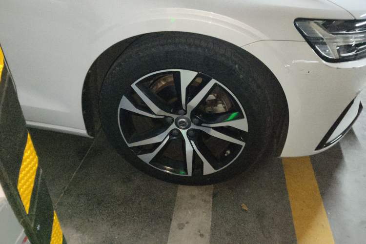 Used Volvo S60 2021 T4 Zhiyuan Sport Edition Right Front Wheel Hub