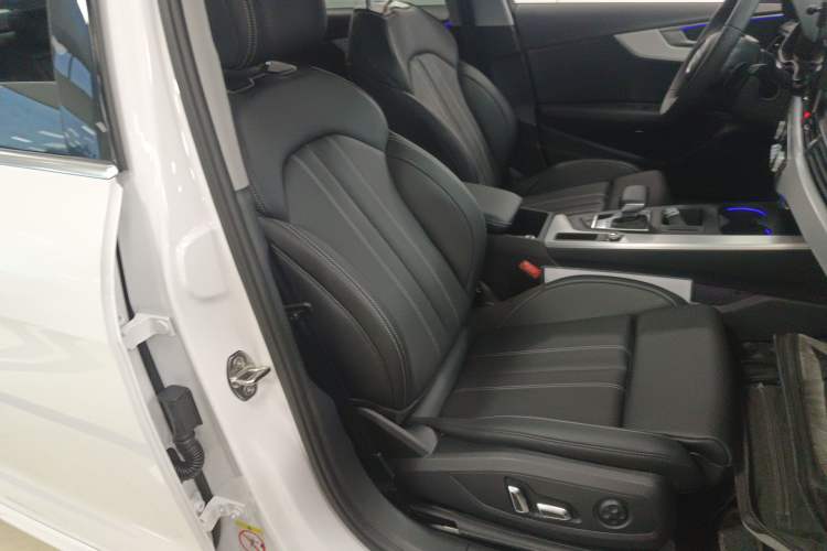 Used Audi A4L 2025 2 Million Units Enjoyment Version 40 TFSI Stylish and Dynamic Type Right Front Seat