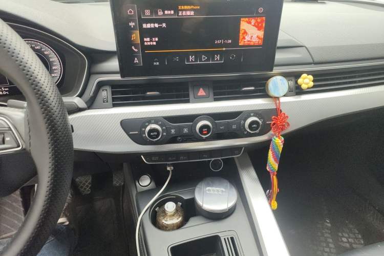 Used Audi A4L 2020 40 TFSI Fashionable and Elegant Model Audio And AC Panel