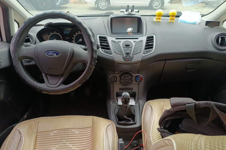 Used Ford Fiesta 2013 Sedan 1.5L Manual Fashion Edition Center Console