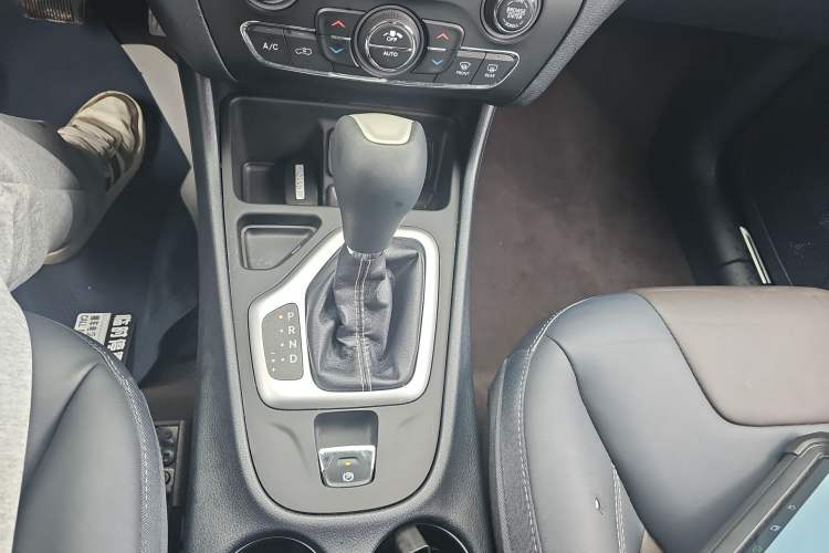 Used Jeep Cherokee 2016 2.4L Leading Edition
