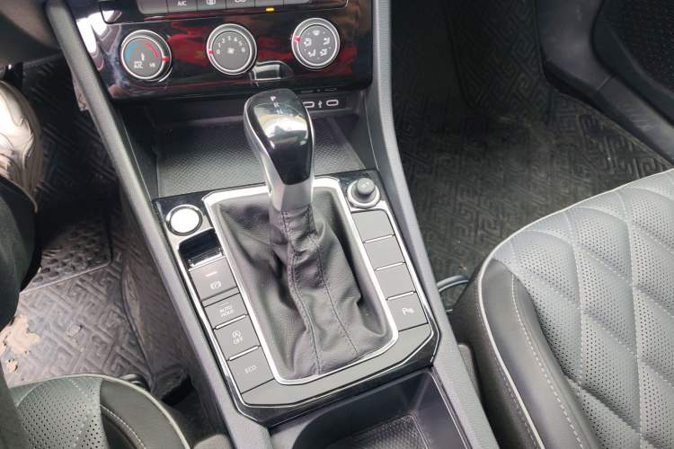 Used Volkswagen Sagitar 2023 300TSI DSG Excellence Edition Gear Lever