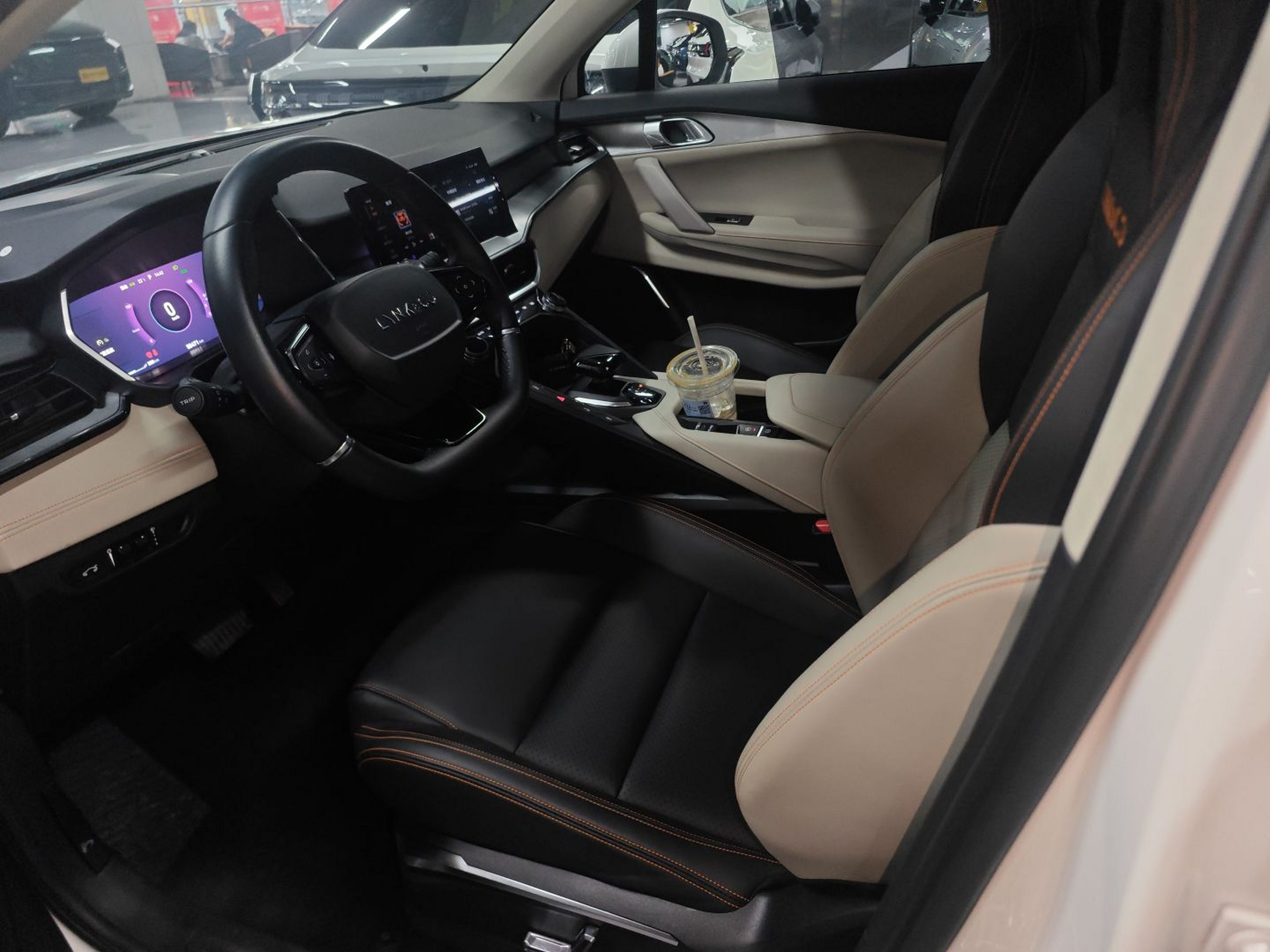 Переднее сиденье в автомобиле