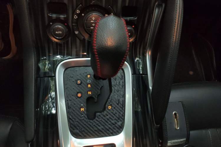 Used Peugeot 3008 2015 2.0L Automatic Trend Edition Gear Lever