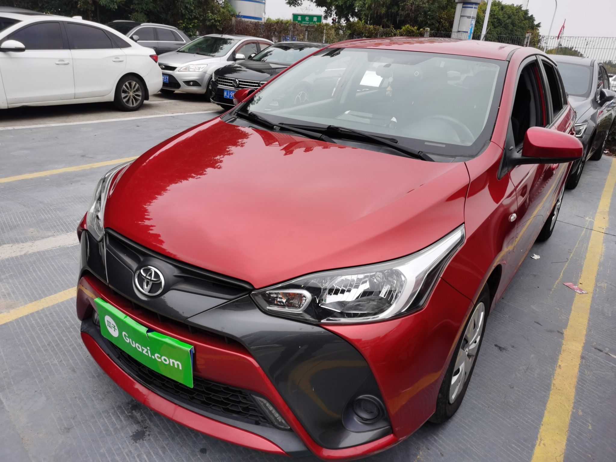 تحت مقدمة السيارة