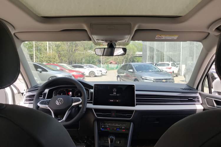 Used Volkswagen Tiguan L 2024 Outstanding Model 330TSI Automatic Two-Wheel Drive R-Line Dragon Glory Edition
