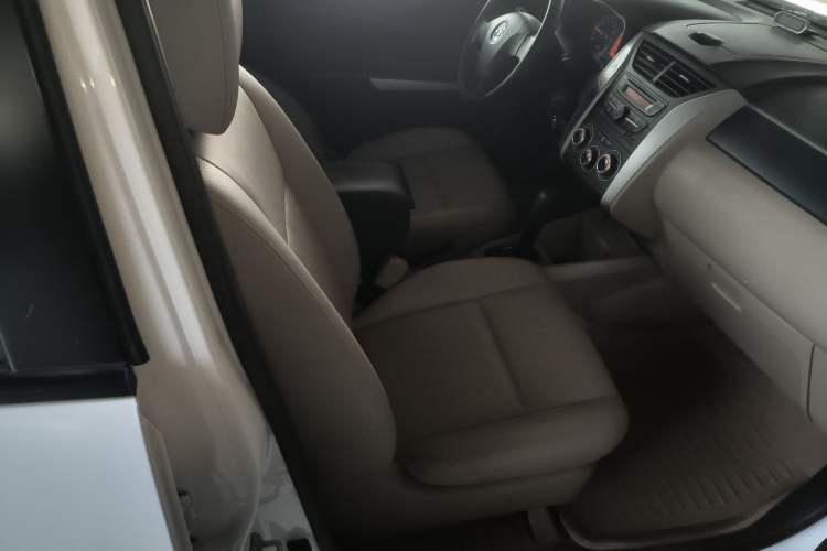 Used Venucia R50 2013 1.6L Automatic Luxury Edition
