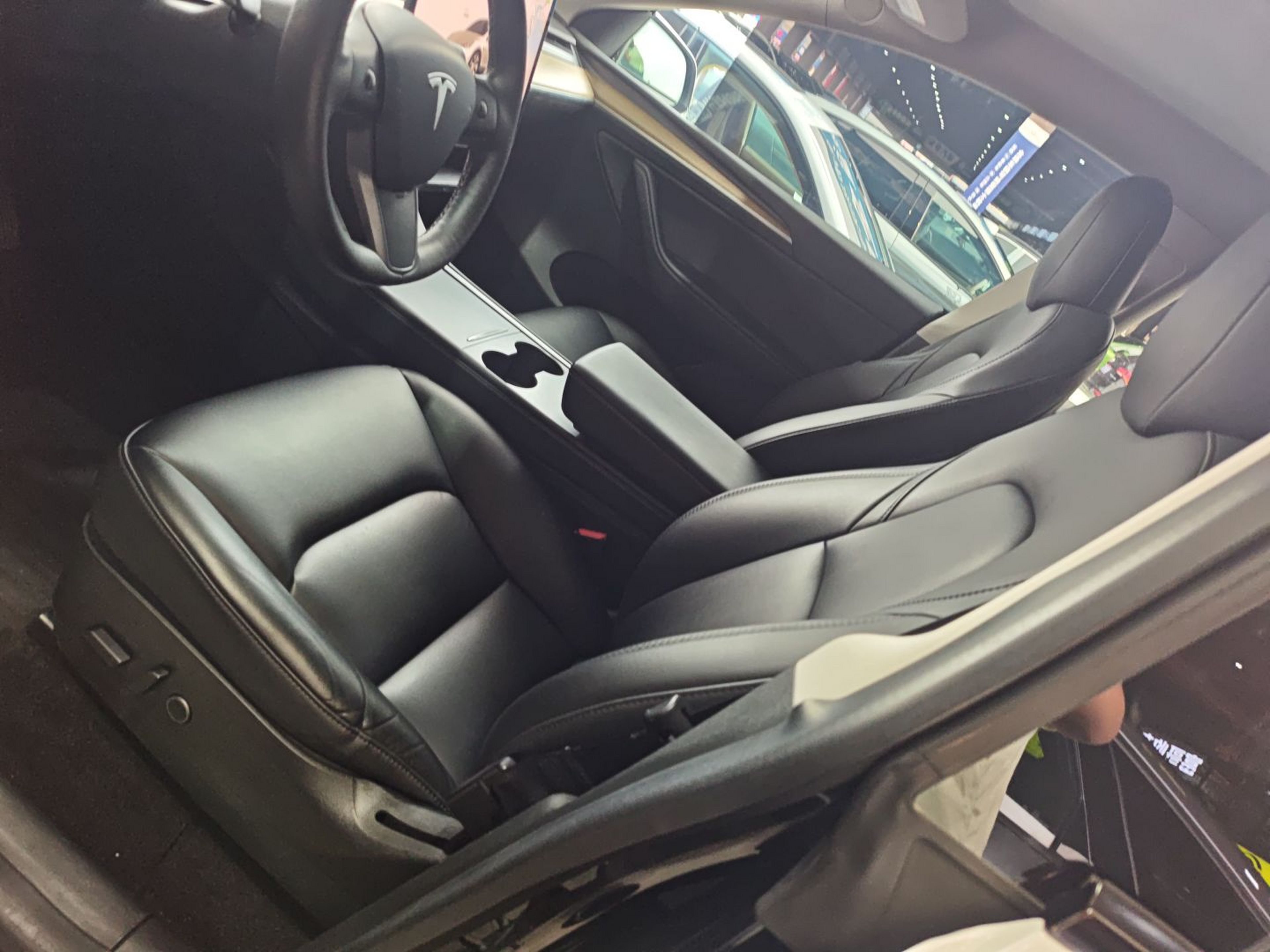 Переднее сиденье в автомобиле