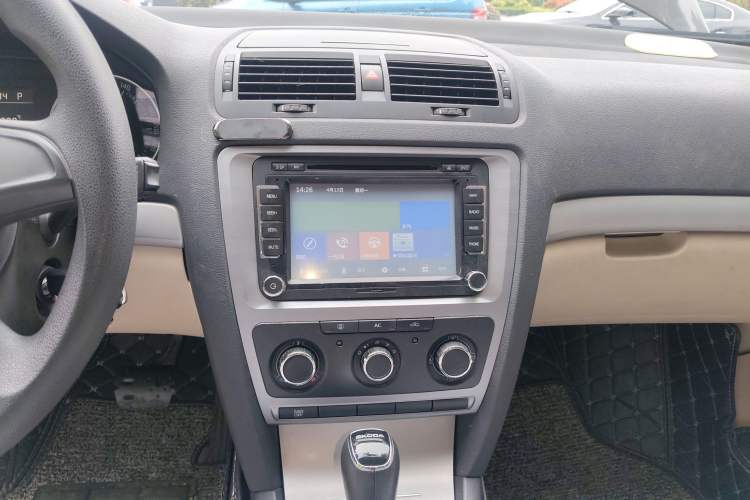 Used Skoda Octavia 2015 Classic Model 1.6L Automatic Yijie Version Audio And AC Panel