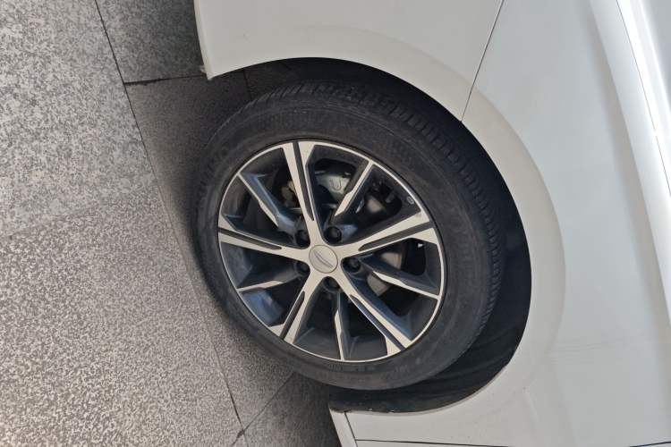 Used Geely Auto Emgrand 2022 4th Generation 1.5L CVT Flagship Model Left Front Wheel Hub