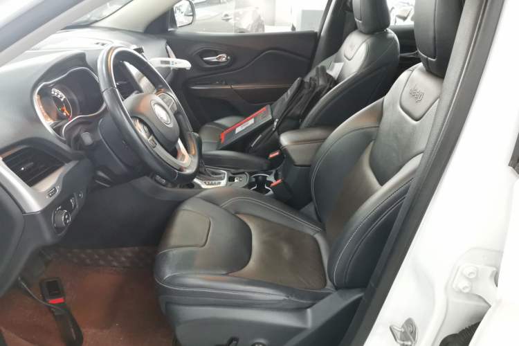 Used Jeep Cherokee 2020 2.0L Two-Wheel Drive Classic Sports Edition