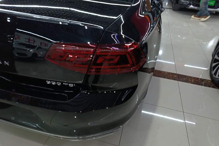 Used Volkswagen Magotan 2023 2 Million Units Limited Edition 330TSI DSG Leading Version Right Rear Taillight