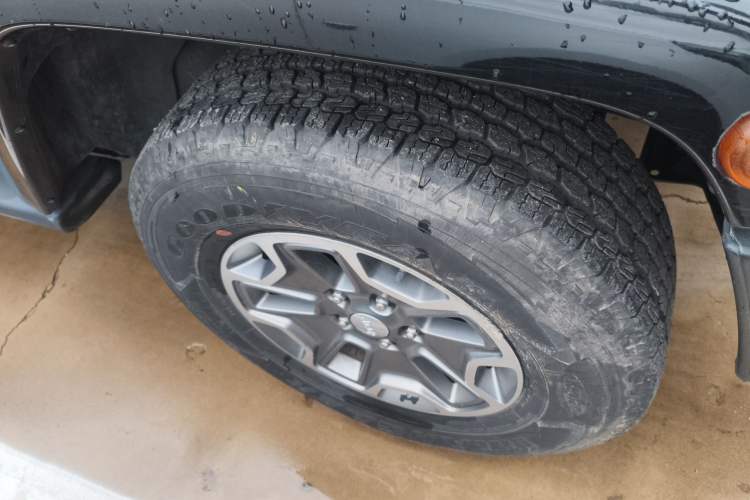 Used Jeep Wrangler 2013 3.6L Sahara two-door model Right Front Wheel Hub