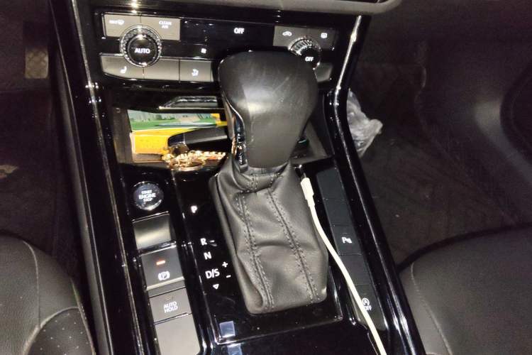 Used Volkswagen Phideon 2018 Revised Version 380TSI Two-Wheel Drive Business Edition Gear Lever