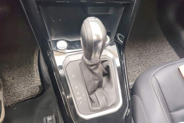 Used Volkswagen T-ROC 2018 280TSI DSG Two-Wheel-Drive Comfort Version China V Standard Gear Lever