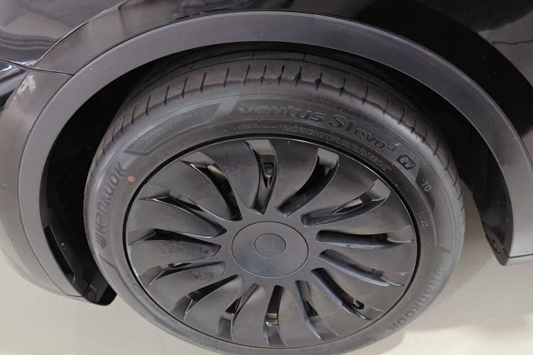 Used Tesla Model Y 2022 Long-Range All-Wheel-Drive Version