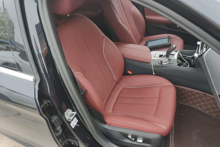 Used BMW 5 Series 2023 Restyled 530Li Leading Edition M Sport Package Right Front Seat