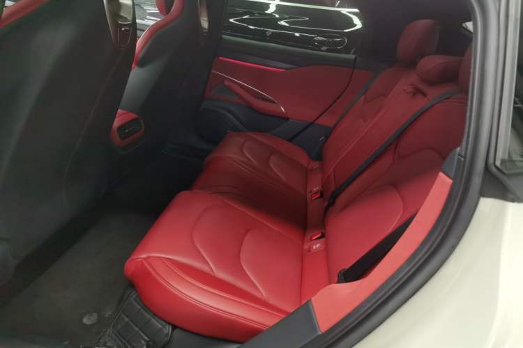 Used Xiaomi Auto SU7 2024 Rear-Drive Ultra-Long Range Advanced Pro-Level Intelligent Driving Version Left Rear Seat